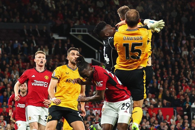 MU thắng tranh cãi Wolves, thoát phạt đền ‘rõ ràng’ ở phút 90+6 ảnh 1