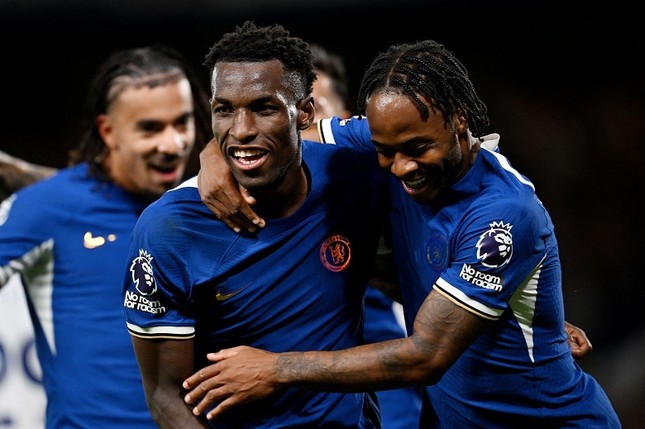 Sterling bùng nổ cùng ngôi sao lạ, Chelsea thắng trận đầu tiên ở Premier League ảnh 1