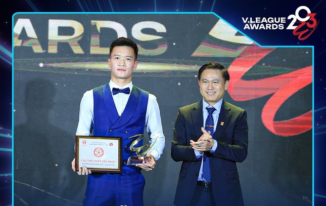 Cầu thủ xuất sắc nhất V-League 2023 gọi tên Hoàng Đức ảnh 1
