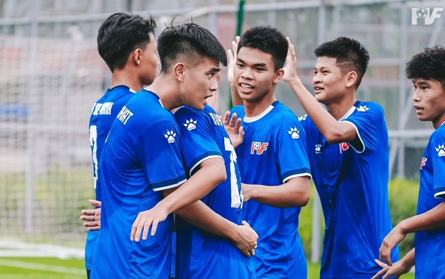 Đại diện Việt Nam đè bẹp Học viện đắt giá nhất thế giới, thẳng tiến bán kết giải U16 quốc tế ảnh 1