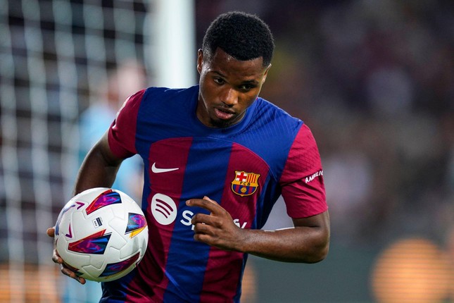 Người kế thừa số 10 của Messi rời Barcelona trong tủi hổ ảnh 1