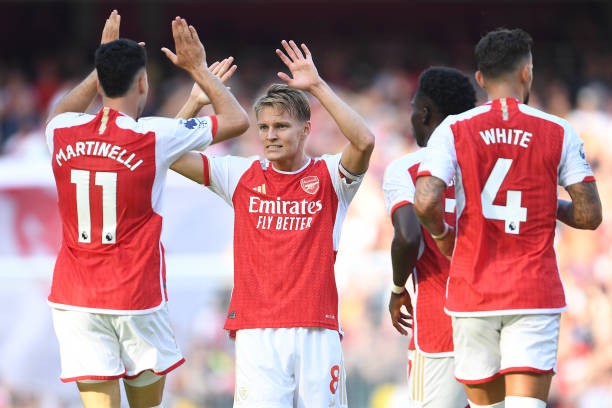 Arsenal đánh bại MU bằng 3 tuyệt phẩm ảnh 15