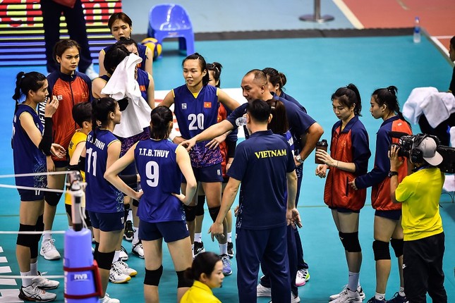 Tuyển bóng chuyền nữ Việt Nam thua chóng vánh Trung Quốc ở bán kết giải Vô địch châu Á 2023 ảnh 2