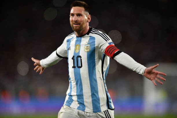 Lionel Messi đá phạt thần sầu, ‘giải cứu’ Argentina trước Ecuador ảnh 1