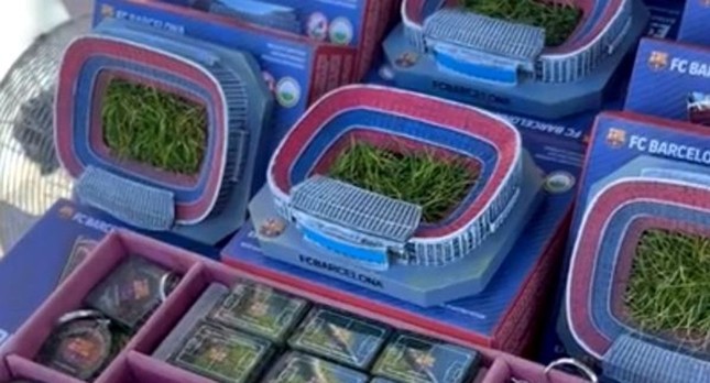 101 cách kiếm tiền của Barcelona: Cắt cỏ sân Camp Nou để bán ảnh 1