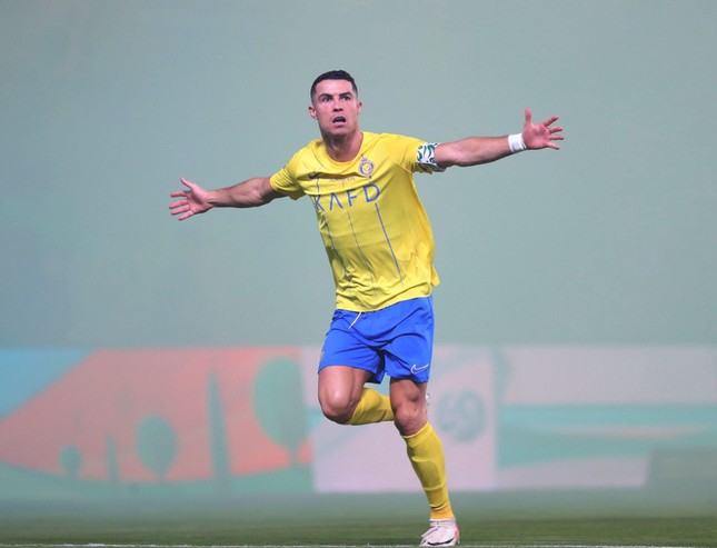 Ronaldo ghi bàn xuyên khói mù, Al Nassr thắng nghẹt thở Al Ahli ảnh 1