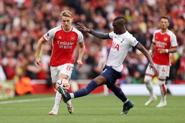Arsenal và Tottenham bất phân thắng bại trong trận derby bắc London rực lửa ảnh 2