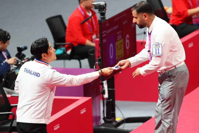 Siêu võ sĩ Thái Lan bật khóc vì bộ giáp hỏng, tưởng mất HCV Taekwondo Asiad 19 ảnh 2