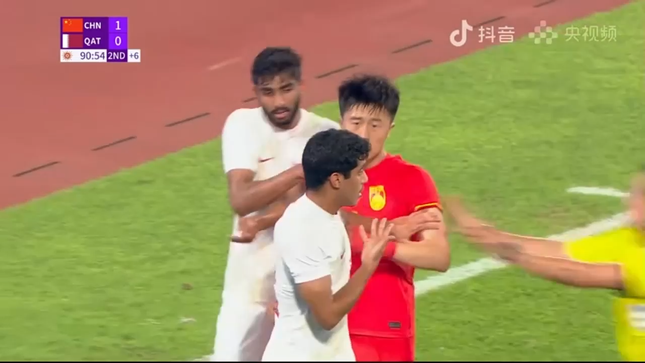 Các cầu thủ Qatar vây trọng tài sau trận thua tranh cãi trước tuyển Olympic  Trung Quốc