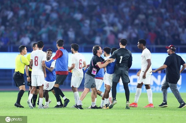 Các cầu thủ Qatar vây trọng tài sau trận thua tranh cãi trước tuyển Olympic Trung Quốc ảnh 1