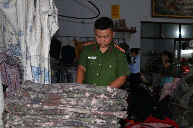 Phát hiện hàng nghìn bộ quần áo rằn ri nhập lậu ở Đắk Lắk, Kon Tum ảnh 2