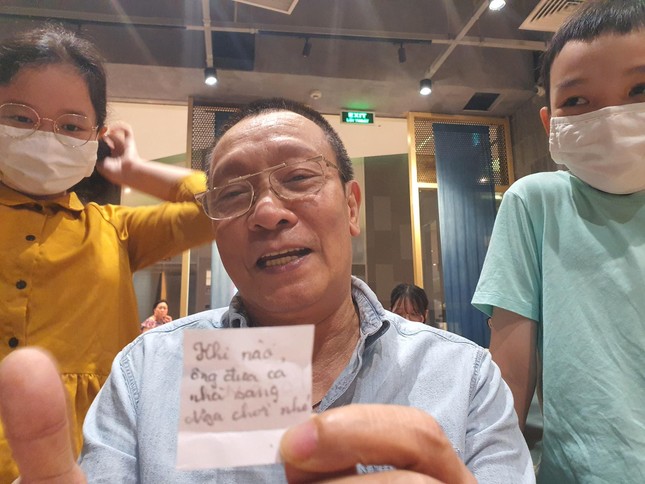 MC Lại Văn Sâm mừng sinh nhật tuổi 65, bà xã hiếm hoi lộ diện ảnh 3