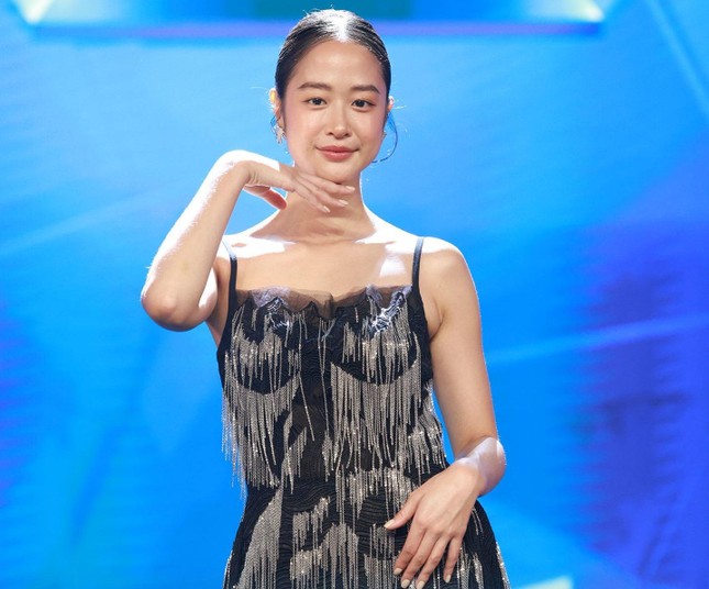 Hoa hậu Thùy Tiên canh ty Hotgirl Pháp gốc Việt thăm dò tình thương yêu bên trên 'Người Ấy Là Ai?' hình ảnh 4