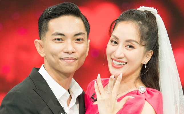 Showbiz 8/3: Khánh Thi mang thai lần 3 ở tuổi 41 ảnh 1