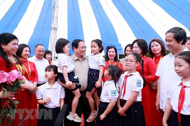 Thủ tướng Phạm Minh Chính thăm trẻ em có hoàn cảnh đặc biệt khó khăn tại Hà Nội ảnh 1