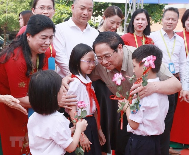 Thủ tướng Phạm Minh Chính thăm trẻ em có hoàn cảnh đặc biệt khó khăn tại Hà Nội ảnh 4