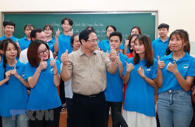 Thủ tướng Phạm Minh Chính thăm trẻ em có hoàn cảnh đặc biệt khó khăn tại Hà Nội ảnh 8