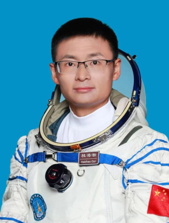 Chàng trai chăn bò trở thành phó giáo sư, chinh phục giấc mơ 'hái sao' trên trời ảnh 3