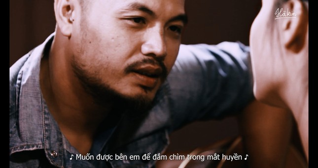 Trần Lập hát 'Mắt đen' trong MV 12 năm trước ảnh 3