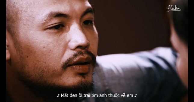 Trần Lập hát 'Mắt đen' trong MV 12 năm trước ảnh 2