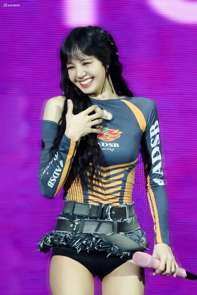 Lisa (BlackPink) tiếp tục bị chỉ trích phản cảm vì váy quá ngắn ảnh 3