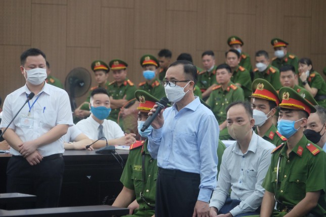 Bị truy hỏi, cựu Bí thư Trần Văn Nam quay sang nói với thuộc cấp &aposphải dũng cảm, làm sai thì nhận&apos