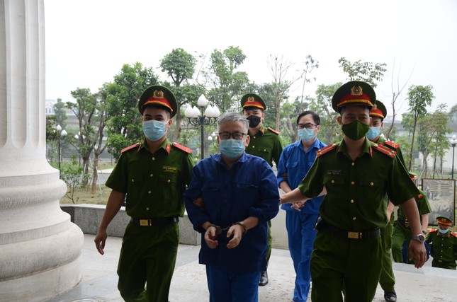 [CLIP] Ông Nguyễn Quang Tuấn cùng đồng phạm đã được dẫn giải đến tòa ảnh 4