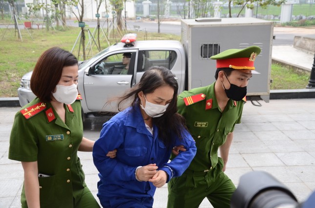 [CLIP] Ông Nguyễn Quang Tuấn cùng đồng phạm đã được dẫn giải đến tòa ảnh 2