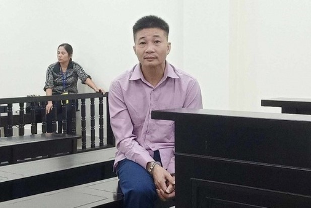 Vợ bị chủ cửa hàng quần áo đánh đập ép mua đồ, gã đàn ông lái ô tô tông trả thù ảnh 1