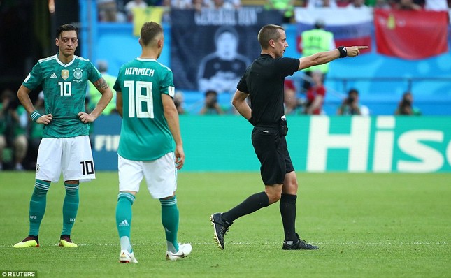 VAR: Không phải thánh thần, cũng chẳng là tử thần ở World Cup ảnh 1