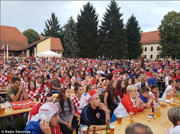 Sao Croatia chi hơn 90 triệu đãi bia cả thị trấn xem World Cup ảnh 1