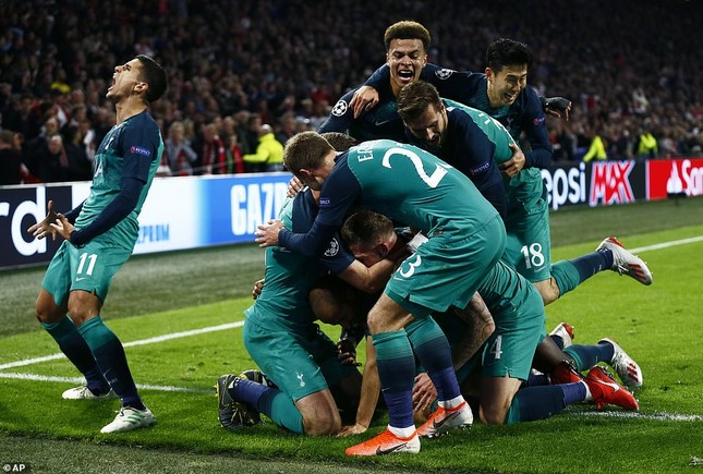 Tottenham ngược dòng 'điên rồ', Lucas xứng đáng được dựng tượng ảnh 1
