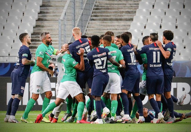 Bị đối phương triệt hạ, ngôi sao Mbappe bật khóc rời sân ảnh 1