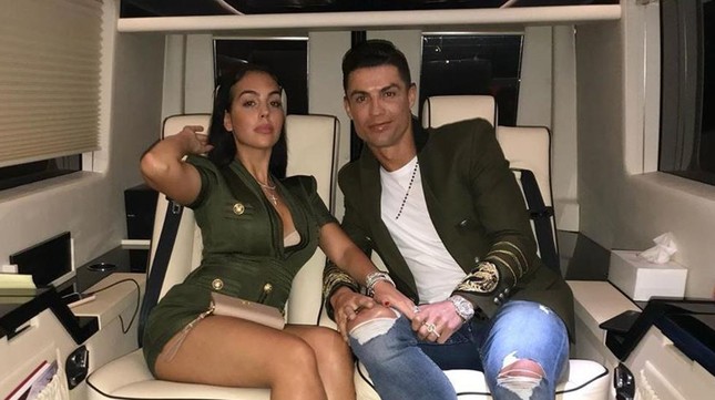 Bạn gái Ronaldo hé lộ điều bất ngờ: ‘Giới thượng lưu không chấp nhận chúng tôi’ ảnh 2