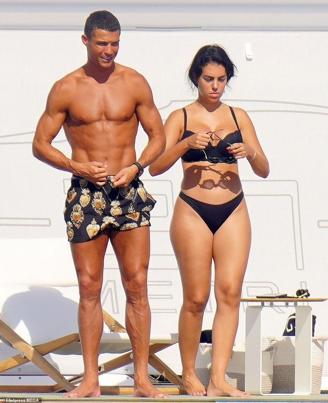 Bạn gái Ronaldo hé lộ điều bất ngờ: ‘Giới thượng lưu không chấp nhận chúng tôi’ ảnh 3