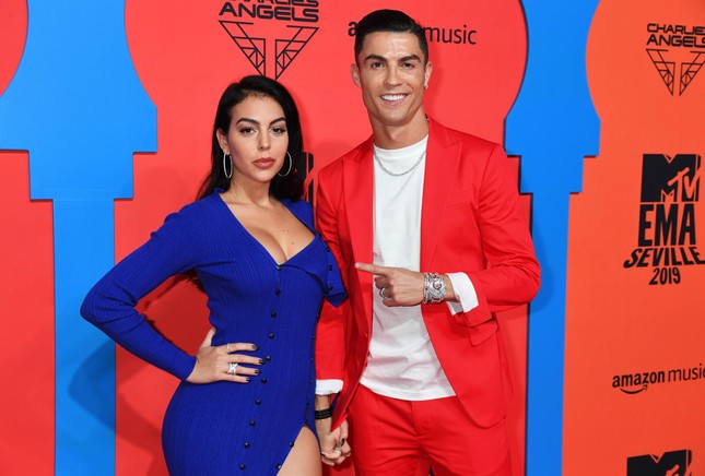 Bạn gái Ronaldo hé lộ điều bất ngờ: ‘Giới thượng lưu không chấp nhận chúng tôi’ ảnh 6