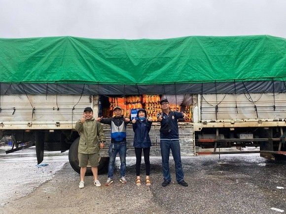 Đưa thai phụ đi cấp cứu, xe cứu trợ của Hòa Minzy bị ném đá vỡ kính ảnh 1