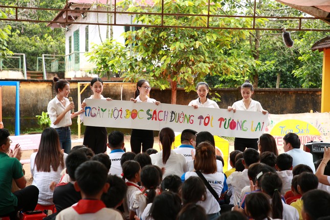 Thí sinh HHVN bật khóc khi chứng kiến bữa cơm với muối của hai bà cháu nghèo ảnh 3