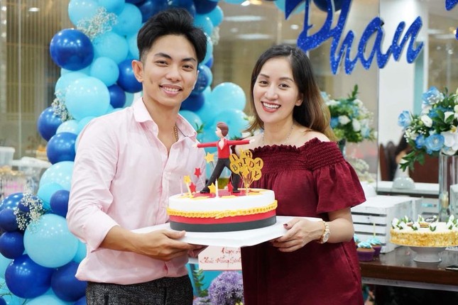 Khánh Thi nén đau sau sinh mổ để tổ chức sinh nhật cho Phan Hiển ảnh 7