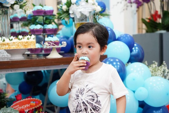 Khánh Thi nén đau sau sinh mổ để tổ chức sinh nhật cho Phan Hiển ảnh 8