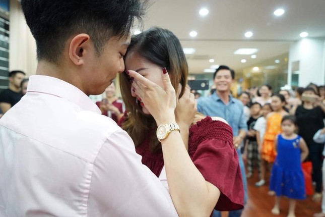 Khánh Thi nén đau sau sinh mổ để tổ chức sinh nhật cho Phan Hiển ảnh 10