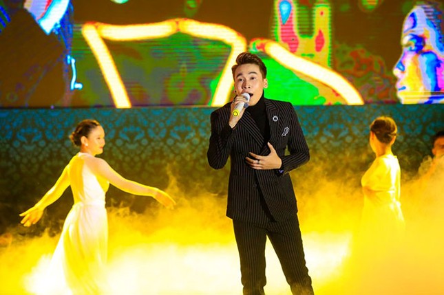 Showbiz 28/8: Vì sao Hà Hồ gây tranh cãi khi mặc váy gợi cảm? ảnh 5