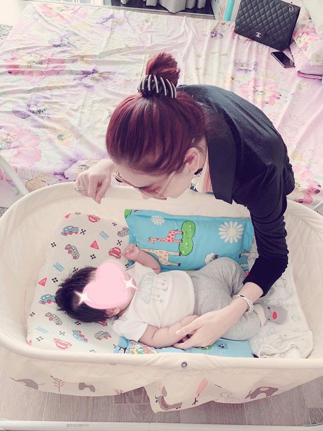 Lâm Khánh Chi khoe ảnh con trai 3 tháng có mũi cao vút giống cô ảnh 4