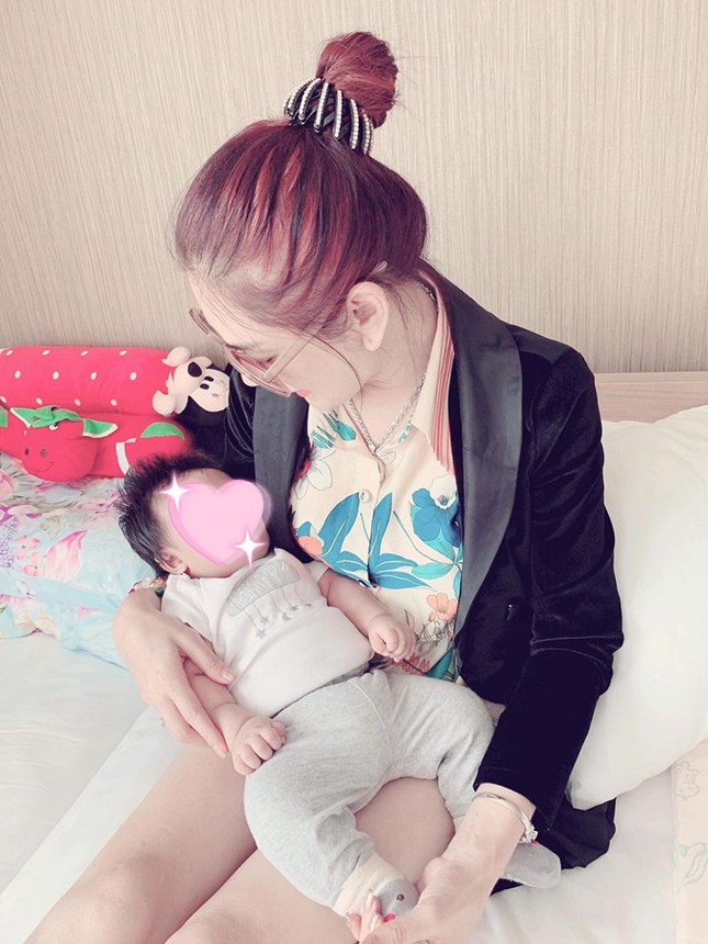 Lâm Khánh Chi khoe ảnh con trai 3 tháng có mũi cao vút giống cô ảnh 2