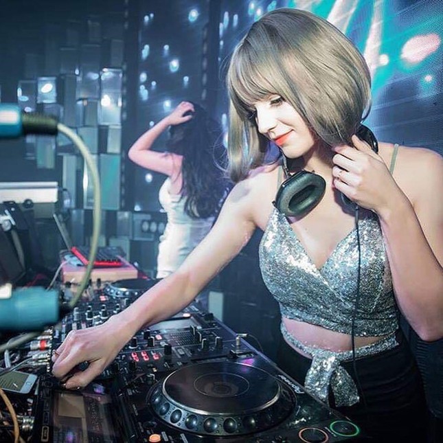 Cô gái Ukraine gợi cảm và xinh như búp bê, đang là DJ tại Hà Nội ảnh 4