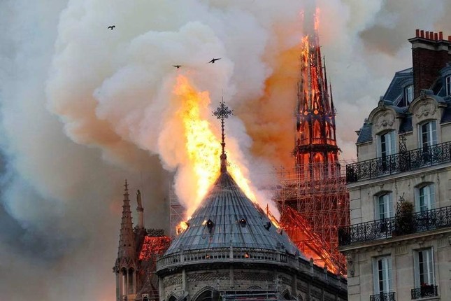 'Nhìn ngọn lửa cháy đùng đùng...không tin nổi Nhà thờ Đức Bà Paris bị cháy' ảnh 1