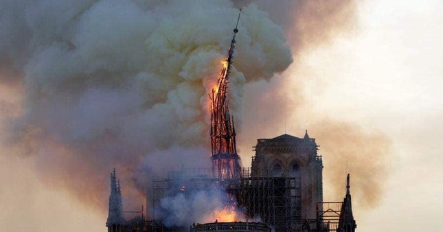 'Nhìn ngọn lửa cháy đùng đùng...không tin nổi Nhà thờ Đức Bà Paris bị cháy' ảnh 2