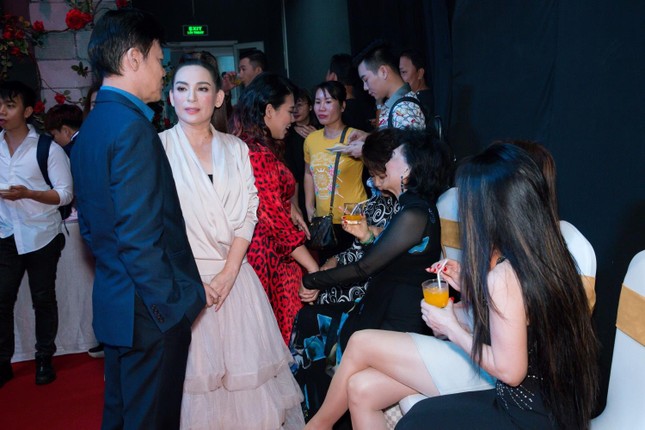 Phi Nhung bất ngờ đứng chung sân khấu với danh ca khiến cô từng 'thề độc' ảnh 1