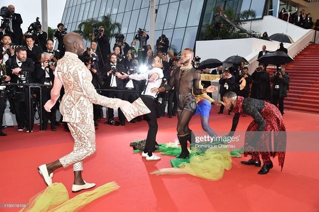 Những bộ cánh 'mặc như không' phản cảm nhất tại Liên hoan phim Cannes lần thứ 72 ảnh 9