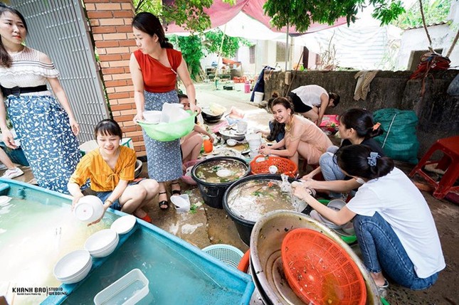 Ảnh cô dâu Nghệ An rửa bát sau đám cưới gây ý kiến trái chiều ảnh 1